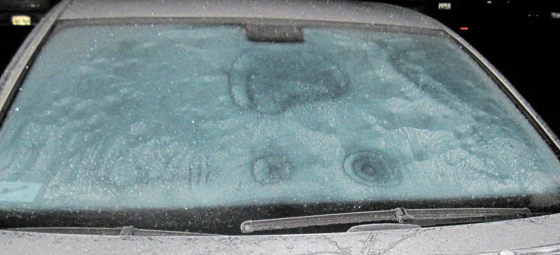 Δείτε το απίστευτο κόλπο για να φύγει ο πάγος από το παρμπρίζ του αυτοκινήτου (Βίντεο)